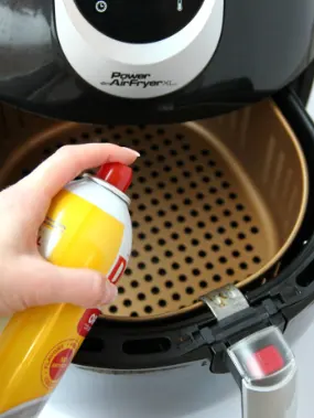Spraying oil in the air fryer